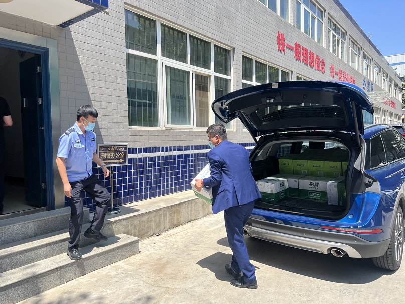 正大福林前往轄區(qū)派出所開展了“夏日送清涼”慰問活動
